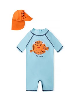Błękitny kombinezon niemowlęcy z filtrem UV i czapką ze sklepu 5.10.15 w kategorii Stroje kąpielowe dla niemowląt - zdjęcie 171546240