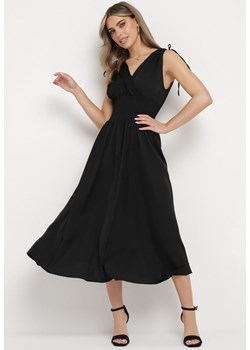 Czarna Sukienka z Kopertowym Dekoltem na Cienkich Ramiączkach Rozkloszowana Lantia ze sklepu Born2be Odzież w kategorii Sukienki - zdjęcie 171552412