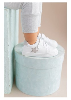 First Step Sneakersy &quot;Star&quot; w kolorze biało-szarym ze sklepu Limango Polska w kategorii Trampki dziecięce - zdjęcie 171555452