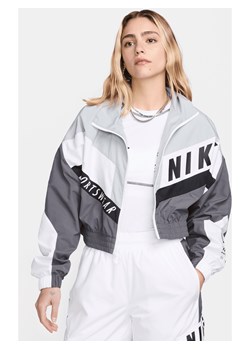 Damska kurtka z tkaniny Nike Sportswear - Szary ze sklepu Nike poland w kategorii Kurtki damskie - zdjęcie 171559683
