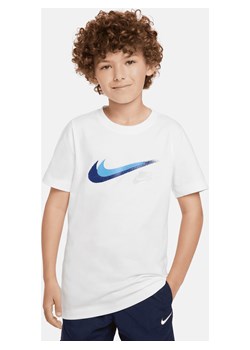 T-shirt z grafiką dla dużych dzieci (chłopców) Nike Sportswear - Biel ze sklepu Nike poland w kategorii T-shirty chłopięce - zdjęcie 171559700