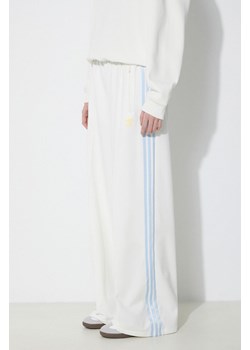 adidas Originals spodnie dresowe kolor biały z aplikacją IT9838 ze sklepu PRM w kategorii Spodnie damskie - zdjęcie 171560293