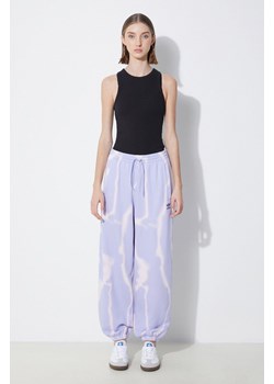 adidas Originals spodnie dresowe bawełniane kolor fioletowy wzorzyste IS2490 ze sklepu PRM w kategorii Spodnie damskie - zdjęcie 171560313