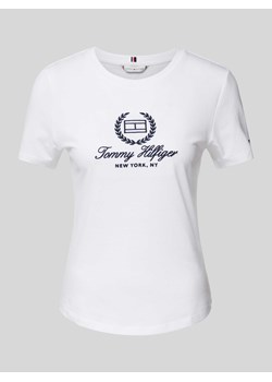 T-shirt o kroju slim fit z wyhaftowanym logo ze sklepu Peek&Cloppenburg  w kategorii Bluzki damskie - zdjęcie 171562600