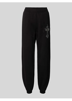Spodnie dresowe o kroju regular fit z obszyciem kamieniami stras ze sklepu Peek&Cloppenburg  w kategorii Spodnie damskie - zdjęcie 171563840