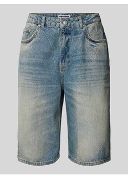 Szorty jeansowe z efektem znoszenia ze sklepu Peek&Cloppenburg  w kategorii Szorty - zdjęcie 171563931