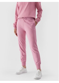 4F Spodnie dresowe 4FAW23TTROF474 Różowy Regular Fit ze sklepu MODIVO w kategorii Spodnie damskie - zdjęcie 171566124
