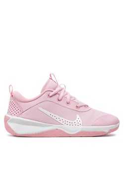 Buty Nike Omni Multi-Court (GS) DM9027 600 Różowy ze sklepu eobuwie.pl w kategorii Buty sportowe dziecięce - zdjęcie 171569430
