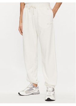 Champion Spodnie dresowe E20001 Biały Regular Fit ze sklepu MODIVO w kategorii Spodnie męskie - zdjęcie 171569904