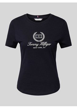 T-shirt o kroju slim fit z wyhaftowanym logo ze sklepu Peek&Cloppenburg  w kategorii Bluzki damskie - zdjęcie 171574063