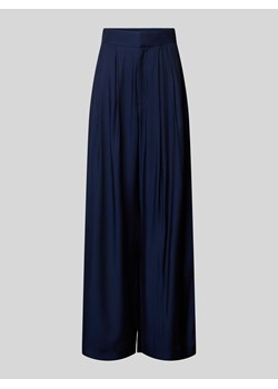 Spodnie materiałowe z szeroką nogawką i zakładkami w pasie model ‘KRISSI’ ze sklepu Peek&Cloppenburg  w kategorii Spodnie damskie - zdjęcie 171576582