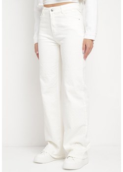 Białe Bawełniane Jeansy Szerokie z Tkaniny Plumeti z Kieszeniami Qrisa ze sklepu Born2be Odzież w kategorii Spodnie damskie - zdjęcie 171582430