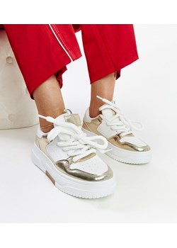 Biało-złote sneakersy na wysokiej platformie Farkas ze sklepu gemre w kategorii Trampki damskie - zdjęcie 171589380