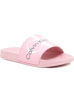 CALVIN KLEIN JEANS LOGO POOL SLIDE NUDE ze sklepu Gomez Fashion Store w kategorii Klapki dziecięce - zdjęcie 171592961