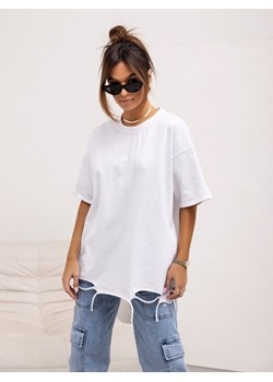 T-shirt Judy Biały ze sklepu Lisa Mayo w kategorii Bluzki damskie - zdjęcie 171595300