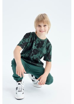 Zielony t-shirt bawełniany chłopięcy w czarne plamy ze sklepu 5.10.15 w kategorii T-shirty chłopięce - zdjęcie 171598223