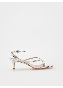 Reserved - Skórzane sandały z metalicznym efektem - srebrny ze sklepu Reserved w kategorii Sandały damskie - zdjęcie 171610571