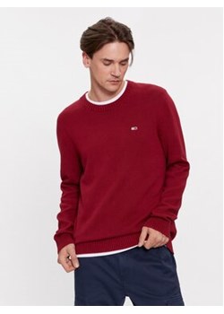 Tommy Jeans Sweter Essential DM0DM11856 Czerwony Regular Fit ze sklepu MODIVO w kategorii Swetry męskie - zdjęcie 171611551