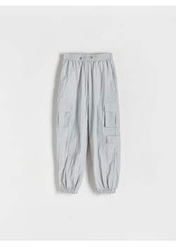 Reserved - Ortalionowe spodnie cargo - jasnoszary ze sklepu Reserved w kategorii Spodnie dziewczęce - zdjęcie 171688831