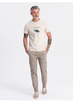 Męskie spodnie JOGGERY z zapinanymi kieszeniami cargo - beżowe V2 OM-PAJO-0123 ze sklepu ombre w kategorii Spodnie męskie - zdjęcie 171691974