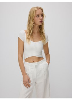 Reserved - Krótka bluzka z wiskozą - złamana biel ze sklepu Reserved w kategorii Bluzki damskie - zdjęcie 171697043