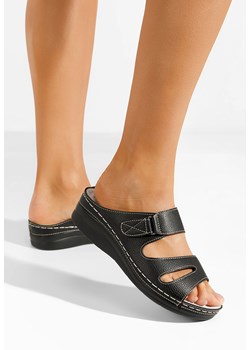 Czarne klapki na koturnie Saleza ze sklepu Zapatos w kategorii Klapki damskie - zdjęcie 171701992