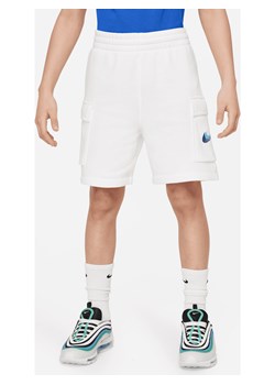 Spodenki z dzianiny dla dużych dzieci (chłopców) Nike Sportswear Standard Issue - Biel ze sklepu Nike poland w kategorii Spodenki chłopięce - zdjęcie 171703352
