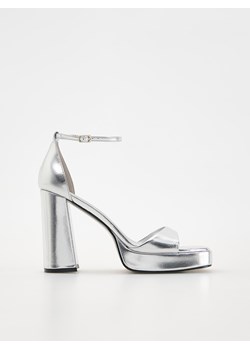 Reserved - Metaliczne sandały na słupku - srebrny ze sklepu Reserved w kategorii Sandały damskie - zdjęcie 171710401