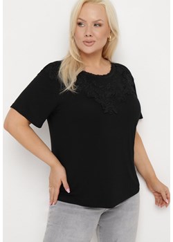 Czarna Koszulka z Krótkim Rękawem z Koronkowym Dekoltem Lovella ze sklepu Born2be Odzież w kategorii Bluzki damskie - zdjęcie 171710900