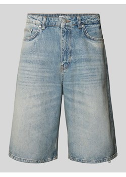 Szorty jeansowe z efektem znoszenia i wpuszczanymi kieszeniami ze sklepu Peek&Cloppenburg  w kategorii Spodenki męskie - zdjęcie 171932782