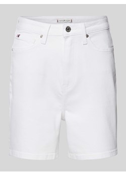 Szorty jeansowe w jednolitym kolorze z detalem z logo ze sklepu Peek&Cloppenburg  w kategorii Szorty - zdjęcie 171934563