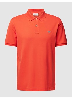 Koszulka polo o kroju regular fit z wyhaftowanym logo model ‘SHIELD’ ze sklepu Peek&Cloppenburg  w kategorii T-shirty męskie - zdjęcie 171934603