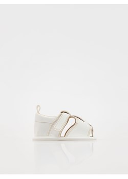 Reserved - Sandały z imitacji skóry - złamana biel ze sklepu Reserved w kategorii Buciki niemowlęce - zdjęcie 171938303