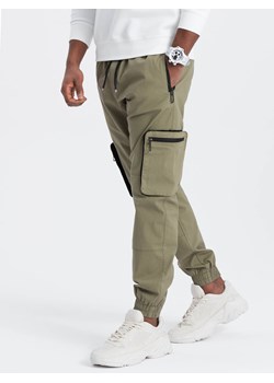 Męskie spodnie JOGGERY z zapinanymi kieszeniami cargo - jasnooliwkowe V1 OM-PAJO-0135 ze sklepu ombre w kategorii Spodnie męskie - zdjęcie 171944802