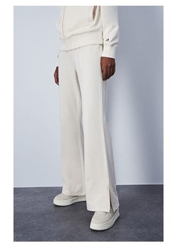 Champion Spodnie dresowe w kolorze białym ze sklepu Limango Polska w kategorii Spodnie damskie - zdjęcie 171947011