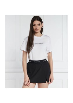 Calvin Klein T-shirt HERO LOGO | Regular Fit ze sklepu Gomez Fashion Store w kategorii Bluzki damskie - zdjęcie 171954974