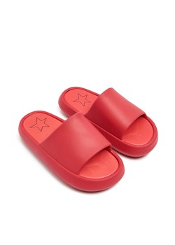 Cropp - Czerwone klapki plażowe - czerwony ze sklepu Cropp w kategorii Klapki damskie - zdjęcie 171960293