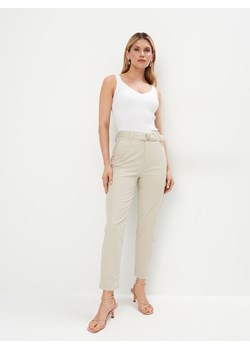 Mohito - Bawełniane kremowe spodnie z paskiem - kremowy ze sklepu Mohito w kategorii Spodnie damskie - zdjęcie 171960420