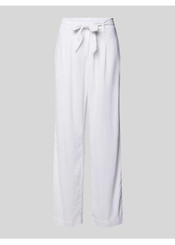 Spodnie w jednolitym kolorze z wiązanym paskiem ze sklepu Peek&Cloppenburg  w kategorii Spodnie damskie - zdjęcie 171977813