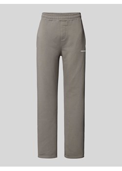Spodnie dresowe z logo i elastycznym pasem ze sklepu Peek&Cloppenburg  w kategorii Spodnie męskie - zdjęcie 171982954