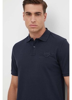 Gant polo bawełniane kolor granatowy z aplikacją ze sklepu ANSWEAR.com w kategorii T-shirty męskie - zdjęcie 171987630