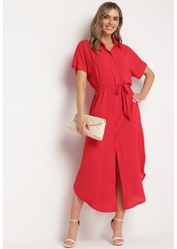 Czerwona Sukienka Wiskozowa o Luźnym Koszulowym Kroju Wiązana w Talii Rionella ze sklepu Born2be Odzież w kategorii Sukienki - zdjęcie 171989193