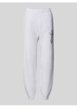 Spodnie dresowe o kroju regular fit z obszyciem kamieniami stras ze sklepu Peek&Cloppenburg  w kategorii Spodnie damskie - zdjęcie 171989771