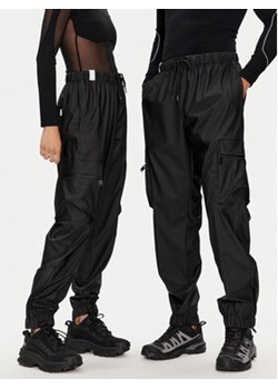 Rains Spodnie przeciwdeszczowe Cargo Rain Pants Regular W3 18850 Czarny Regular Fit ze sklepu MODIVO w kategorii Spodnie damskie - zdjęcie 171992593