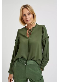Koszula z falbanami na rękawach i wiązaniem na dekolcie khaki ze sklepu Moodo.pl w kategorii Koszule damskie - zdjęcie 171998860