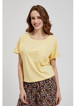 Bluzka z kieszonką i podwijanymi rękawami żółta ze sklepu Moodo.pl w kategorii Bluzki damskie - zdjęcie 172000111