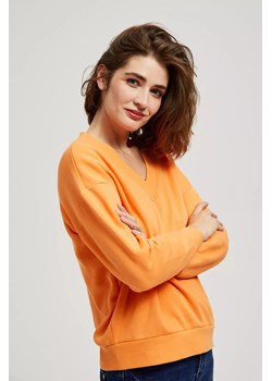 Bluza z dekoltem w serek pomarańczowa ze sklepu Moodo.pl w kategorii Bluzy damskie - zdjęcie 172000274