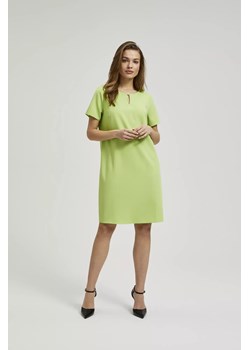 Prosta sukienka o długości przed kolano zielona ze sklepu Moodo.pl w kategorii Sukienki - zdjęcie 172000363