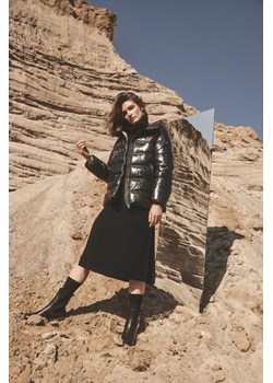 Krótka pikowana kurtka z kapturem czarna ze sklepu Moodo.pl w kategorii Kurtki damskie - zdjęcie 172000364