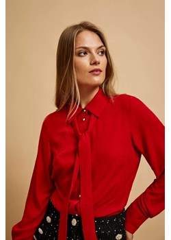 Koszula z wiązanym dekoltem czerwona ze sklepu Moodo.pl w kategorii Koszule damskie - zdjęcie 172000522